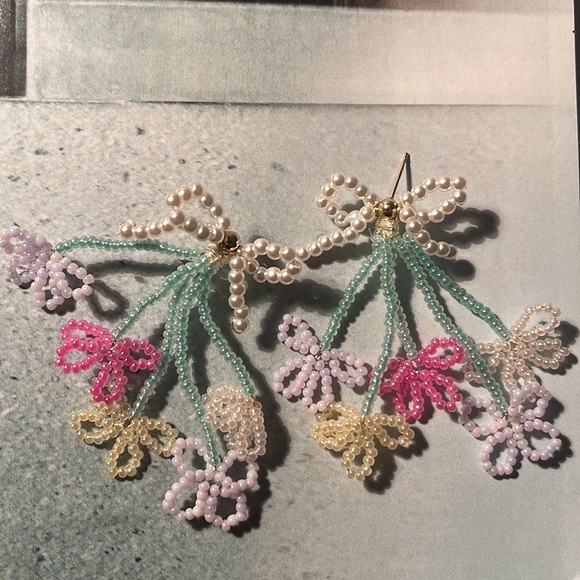 Handcrafted beaded floral earrings - Picture 4 of 8